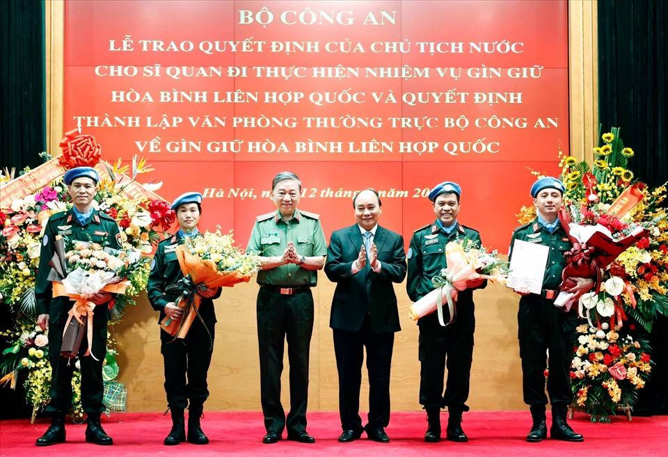 Chủ tịch nước Nguyễn Xuân Phúc trao Quyết định cho Trung tá Nguyễn Ngọc Hải làm nhiệm vụ tại Trụ sở Liên hợp quốc và tặng hoa cho 3 chiến sĩ đi thực hiện nhiệm vụ tại Phái bộ Nam Sudan.